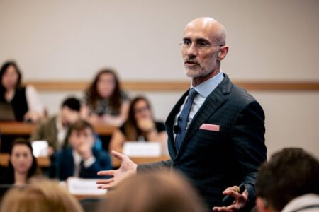 Arthur Brooks, experto de Harvard, de 62 años: “Lo que hacen las personas felices y exitosas en la segunda mitad de sus vidas es pasar de sumar a restar” imagen-6