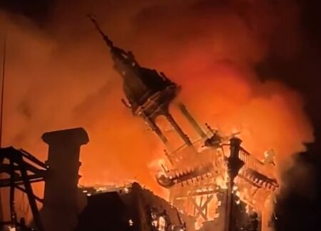 El impactante incendio de un edificio municipal de 143 años en las protestas en Francia imagen-8