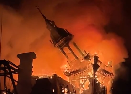 El impactante incendio de un edificio municipal de 143 años en las protestas en Francia imagen-107