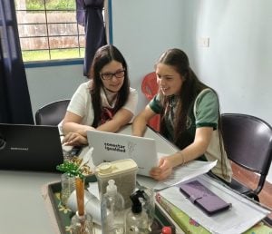 Entre casi 600 estudiantes del país, la misionera Ana Paula Zubczuk recibió una mención del Instituto Balseiro por una investigación sobre las políticas científicas en Argentina imagen-7