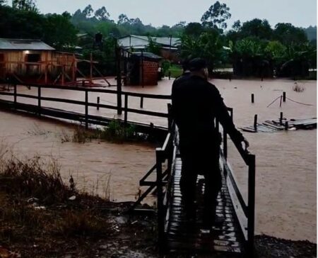 Andresito: desbordaron dos arroyos y ocho familias fueron evacuadas por las intensas lluvias imagen-71