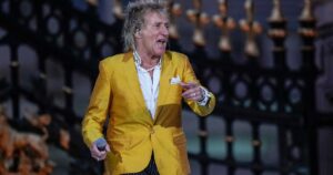 En 1992, Rod Stewart vendió su mansión de Los Ángeles construida en 1925 por 6,25 millones de dólares; tras dos años de restauración y ampliación de la propiedad, el complejo de casi 6 acres se vendió en dos transacciones por un total de 86 millones de dólares En 1992, Rod Stewart vendió su mansión de Los Ángeles construida en 1925 por 6,25 millones de dólares; tras dos años de restauración y ampliación de la propiedad, el complejo de casi 6 acres se vendió en dos transacciones por un total de 86 millones de dólares imagen-2