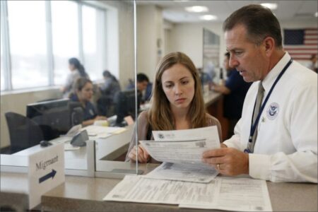 La regla final que debe aplicar el Uscis para migrantes que buscan la green card y son calificados como inadmisibles imagen-7
