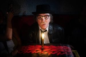 Charly García celebró sus 75 años con una multitudinaria vigilia de fanáticos frente a su casa imagen-8