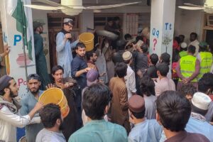 Se derrumbó el techo de una escuela en Pakistán: murieron al menos 27 niños y un profesor imagen-3