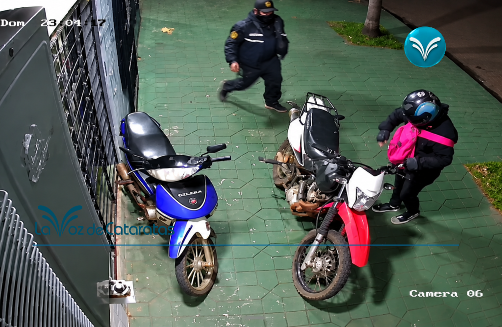Dos delincuentes con cascos ingresaron a un autoservicio y robaron $1,4 millones Dos delincuentes con cascos ingresaron a un autoservicio y robaron $1,4 millones imagen-5