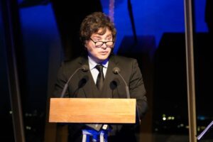Javier Milei y sus medidas, EN VIVO: “Nos unimos en oración por su salud”, dijo el Presidente por la operación del Papa imagen-1