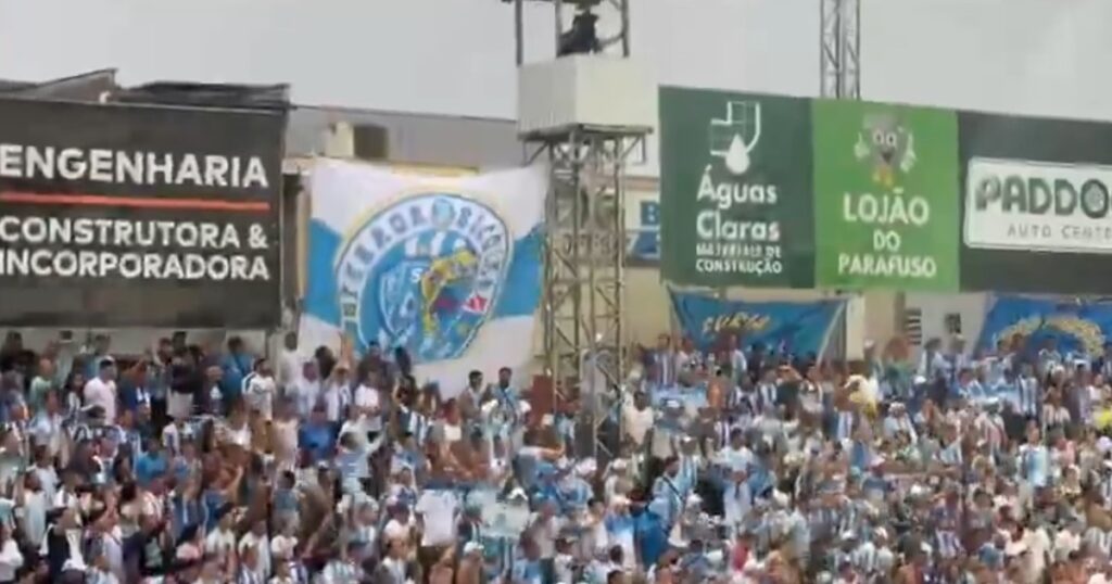 Video: en Brasil se suspendió un partido por el ascenso porque se movía la tribuna imagen-43