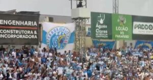Video: en Brasil se suspendió un partido por el ascenso porque se movía la tribuna imagen-2