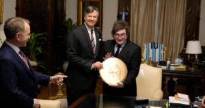 Milei recibió a un funcionario de Trump y hubo nuevo apoyo: "Argentina apuesta por las reformas y Estados Unidos acompaña con inversión" imagen-3