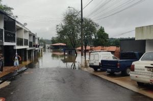 El Niño | La crecida de los ríos Paraná e Iguazú inundó viviendas y estructuras en Foz de Iguazú imagen-9