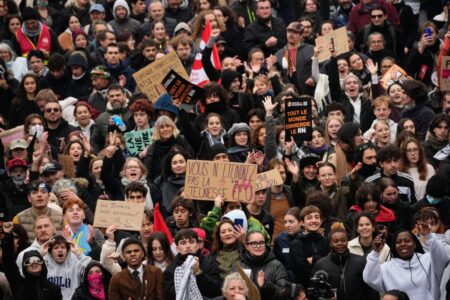 Francia y una nueva protesta contra el gobierno: calles tomadas, locales cerrados y 70.000 policías desplegados imagen-8
