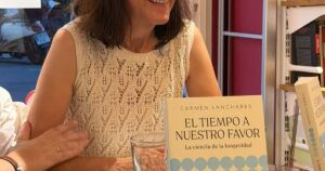 Carmen Lanchares, periodista: “En lugar de hablar de antienvejecimiento, ahora la industria de la cosmética vende la idea de alcanzar la mejor versión de una misma” imagen-3
