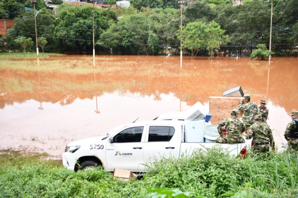 Itaipú alerta por una rápida crecida del Paraná y aumentan las evacuaciones en Ciudad del Este imagen-5