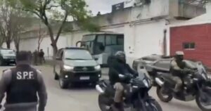 Con camiones blindados y un fuerte operativo, comenzó el traslado de presos de la cárcel de Devoto a Marcos Paz imagen-3