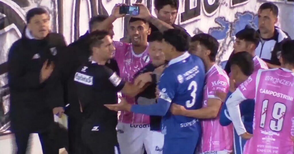 Nicolás Lamolina tras el escándalo en All Boys - Godoy Cruz: "Hice un esfuerzo muy grande para que no se me acercaran con el celular" imagen-43