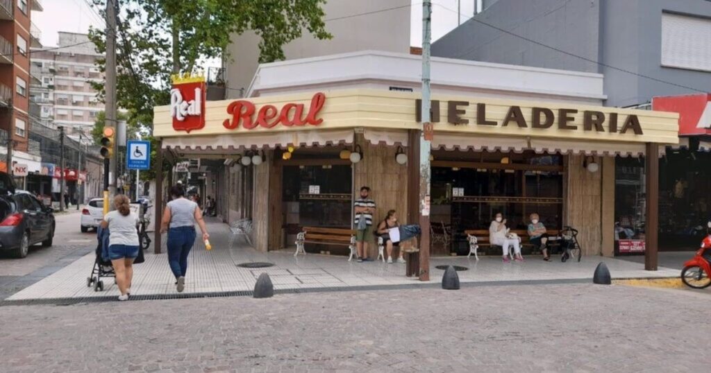 Cumplieron 70 años sirviendo helado en la misma avenida de zona Norte Cumplieron 70 años sirviendo helado en la misma avenida de zona Norte imagen-106