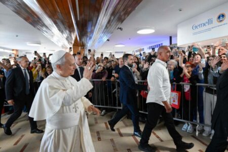 El papa León XIV ya está en el hospital Gemelli para ser operado de un nódulo en el pulmón imagen-9
