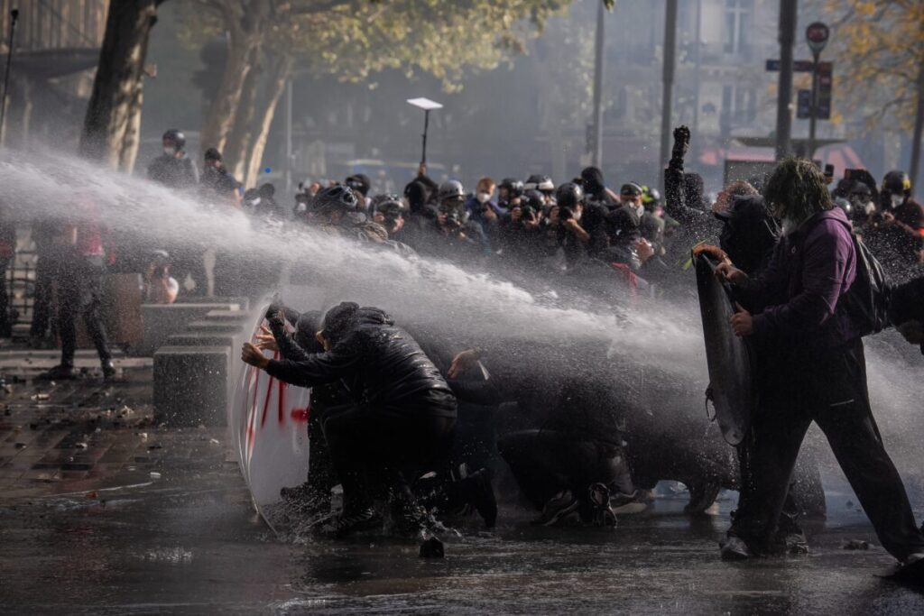 Disturbios en Francia: el gobierno de Macron pidió toques de queda para frenar los saqueos imagen-5