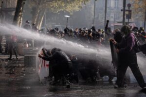 Disturbios en Francia: el gobierno de Macron pidió toques de queda para frenar los saqueos imagen-3