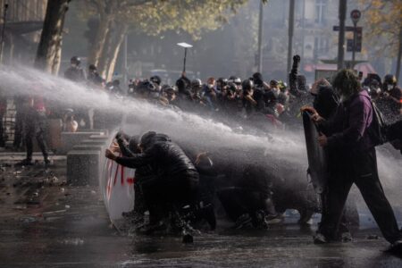 Disturbios en Francia: el gobierno de Macron pidió toques de queda para frenar los saqueos imagen-11