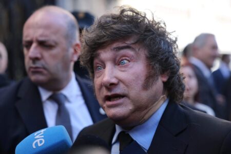 Javier Milei y sus medidas, en vivo: durante su gira en Madrid, el mandatario acusó al presidente español de “dictador” Javier Milei y sus medidas, en vivo: durante su gira en Madrid, el mandatario acusó al presidente español de “dictador” imagen-6