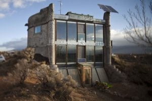 Michael Reynolds comparte seis principios para construir una vivienda con autonomía y eficiencia ante la crisis climática y habitacional imagen-7
