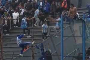 Graves incidentes en Gimnasia de Jujuy vs. Gimnasia y Tiro de Salta: barras de ambos equipos se enfrentaron sobre el alambrado imagen-2