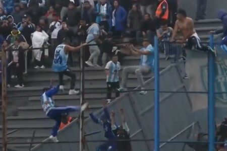 Graves incidentes en Gimnasia de Jujuy vs. Gimnasia y Tiro de Salta: barras de ambos equipos se enfrentaron sobre el alambrado Graves incidentes en Gimnasia de Jujuy vs. Gimnasia y Tiro de Salta: barras de ambos equipos se enfrentaron sobre el alambrado imagen-10