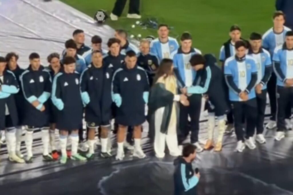 Agustín Giay le cambió a Soledad Pastorutti el poncho por una campera de la selección (y otras perlitas de la despedida) imagen-105