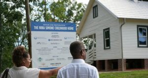 Hace 9 años, cuatro artistas pagaron 95.000 dólares para salvar de la demolición la casa de la infancia de Nina Simone; ahora una rehabilitación de casi 850.000 dólares salvó de las ruinas esta vivienda de tres habitaciones en Carolina del Norte imagen-1