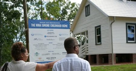 Hace 9 años, cuatro artistas pagaron 95.000 dólares para salvar de la demolición la casa de la infancia de Nina Simone; ahora una rehabilitación de casi 850.000 dólares salvó de las ruinas esta vivienda de tres habitaciones en Carolina del Norte imagen-12