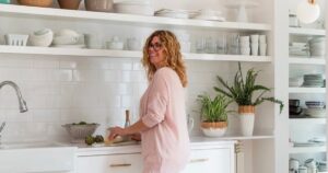 Montse Morales, diseñadora de interiores: “En cocinas pequeñas no se trata de esconder todos los electrodomésticos, sino de decidir cuáles necesitan estar a mano” Montse Morales, diseñadora de interiores: “En cocinas pequeñas no se trata de esconder todos los electrodomésticos, sino de decidir cuáles necesitan estar a mano” imagen-2