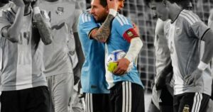 Flores, el último compañero de Messi: de no animarse a pedirle una foto al “hacé el gol” que se lleva para siempre imagen-2