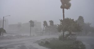 El huracán Isaías toca tierra en la costa de EE.UU., en el Golfo de México: ya golpeó la zona de Fort Walton Beach y Destin, en Florida imagen-2