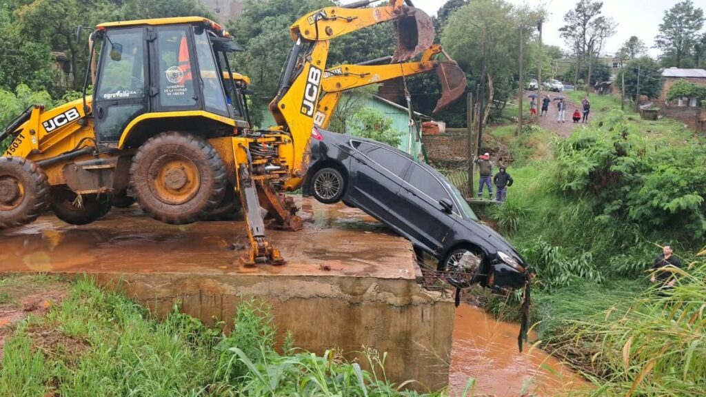 Retiraron con maquinaria municipal el automóvil que cayó al arroyo Mbotaby y confirmaron que había ingresado a una zona de obras no habilitada para ci... imagen-5