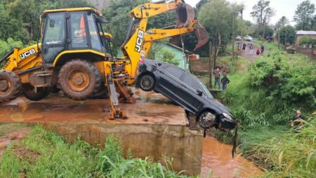 Retiraron con maquinaria municipal el automóvil que cayó al arroyo Mbotaby y confirmaron que había ingresado a una zona de obras no habilitada para ci... imagen-71