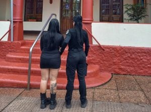 Una mujer fue detenida y una adolescente demorada tras protagonizar una pelea frente a un boliche en Oberá imagen-4