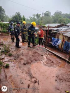 La crecida de los ríos mantiene familias evacuadas, pasos fronterizos cerrados y cortes sobre la Ruta 12 en Misiones imagen-1