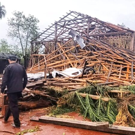 La Policía desplegó un amplio operativo por los destrozos del temporal en Andresito imagen-17