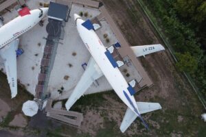 Es emprendedor, compró aviones que llevaron soldados a las Islas Malvinas y los convirtió en un hotel imagen-2