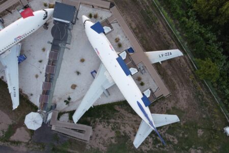 Es emprendedor, compró aviones que llevaron soldados a las Islas Malvinas y los convirtió en un hotel imagen-8