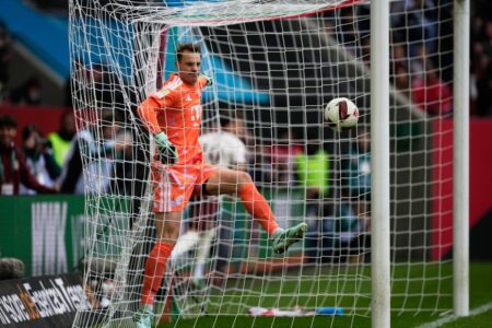 El blooper de Neuer que terminó en gol de Augsburgo ante Bayern Munich (y en récord) en la liga de Alemania imagen-9