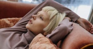 La psicología dice que las personas que responden a cada relato con una historia propia suelen ser egocéntricas imagen-2