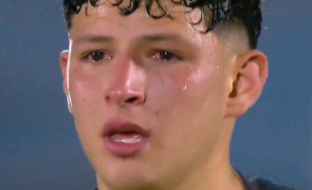 Leonel Jaime tuvo un gesto de fair play, fue silbado por los hinchas de su equipo y terminó llorando imagen-12
