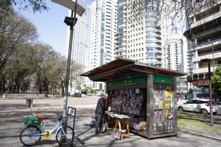 Intiman a retirar el único puesto de diarios de Puerto Madero: el dueño pide quedarse y los vecinos lo respaldan Intiman a retirar el único puesto de diarios de Puerto Madero: el dueño pide quedarse y los vecinos lo respaldan imagen-9