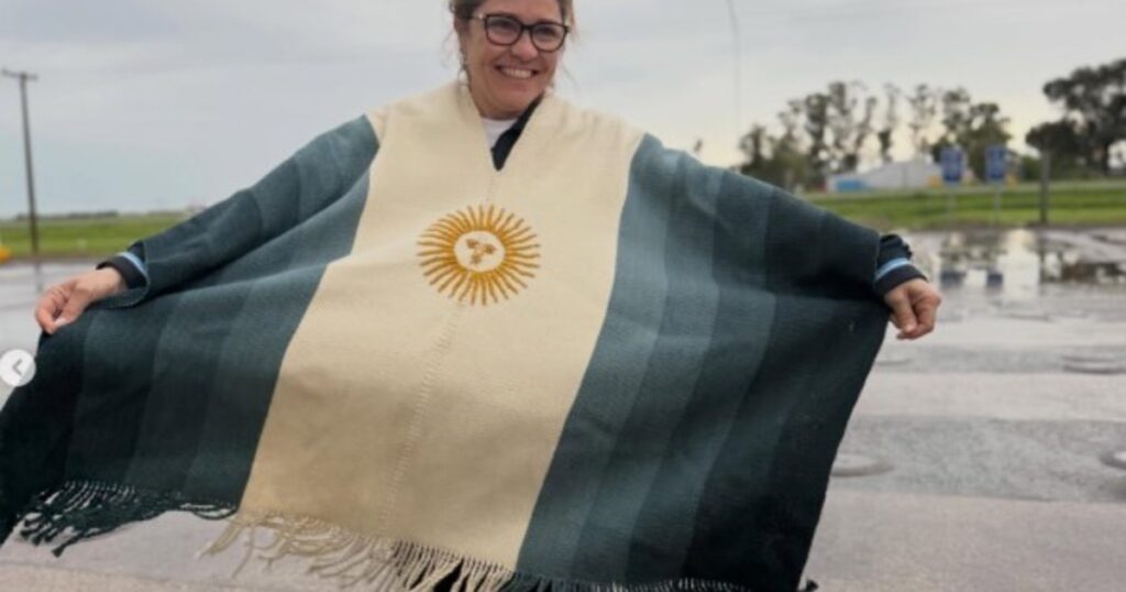 ¿Quién se quedó con el poncho que usó La Sole en la despedida de Messi? imagen-5