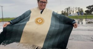 ¿Quién se quedó con el poncho que usó La Sole en la despedida de Messi? imagen-2