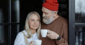 La psicología dice que quienes crecieron durante la década de 1950 atravesaron una infancia marcada por determinadas expectativas familiares y sociales. En muchos hogares, cumplir responsabilidades, respetar las normas y aprender a resolver problemas formaban parte de la educación cotidiana imagen-4