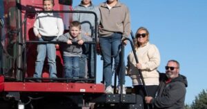 Hace 18 años, un administrador de Nebraska dejó su empleo corporativo y empezó a cultivar su rancho familiar con la ayuda de su padre: “Un trabajo de oficina no era para mí” Hace 18 años, un administrador de Nebraska dejó su empleo corporativo y empezó a cultivar su rancho familiar con la ayuda de su padre: “Un trabajo de oficina no era para mí” imagen-2